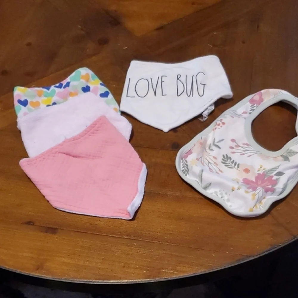 🐻 Floral and Heart Pattern Baby Bib Set